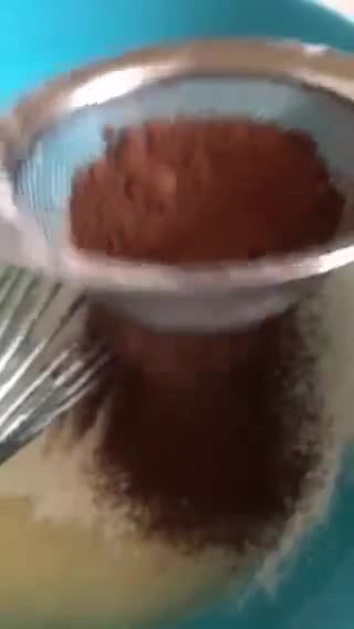 صورة لخطوة 1 من وصفة كيكة الشوكولاطة في المقلاة 🍰🍫