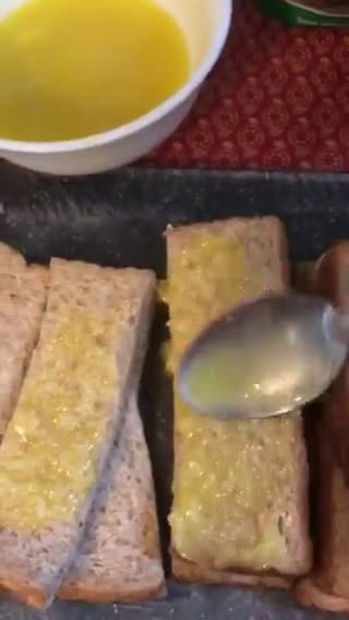 Gambar langkah 3 resipi Garlic bread simple.