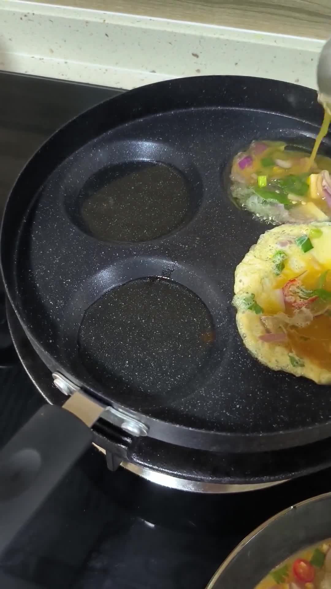 Gambar langkah 3 resipi Thai omelette.