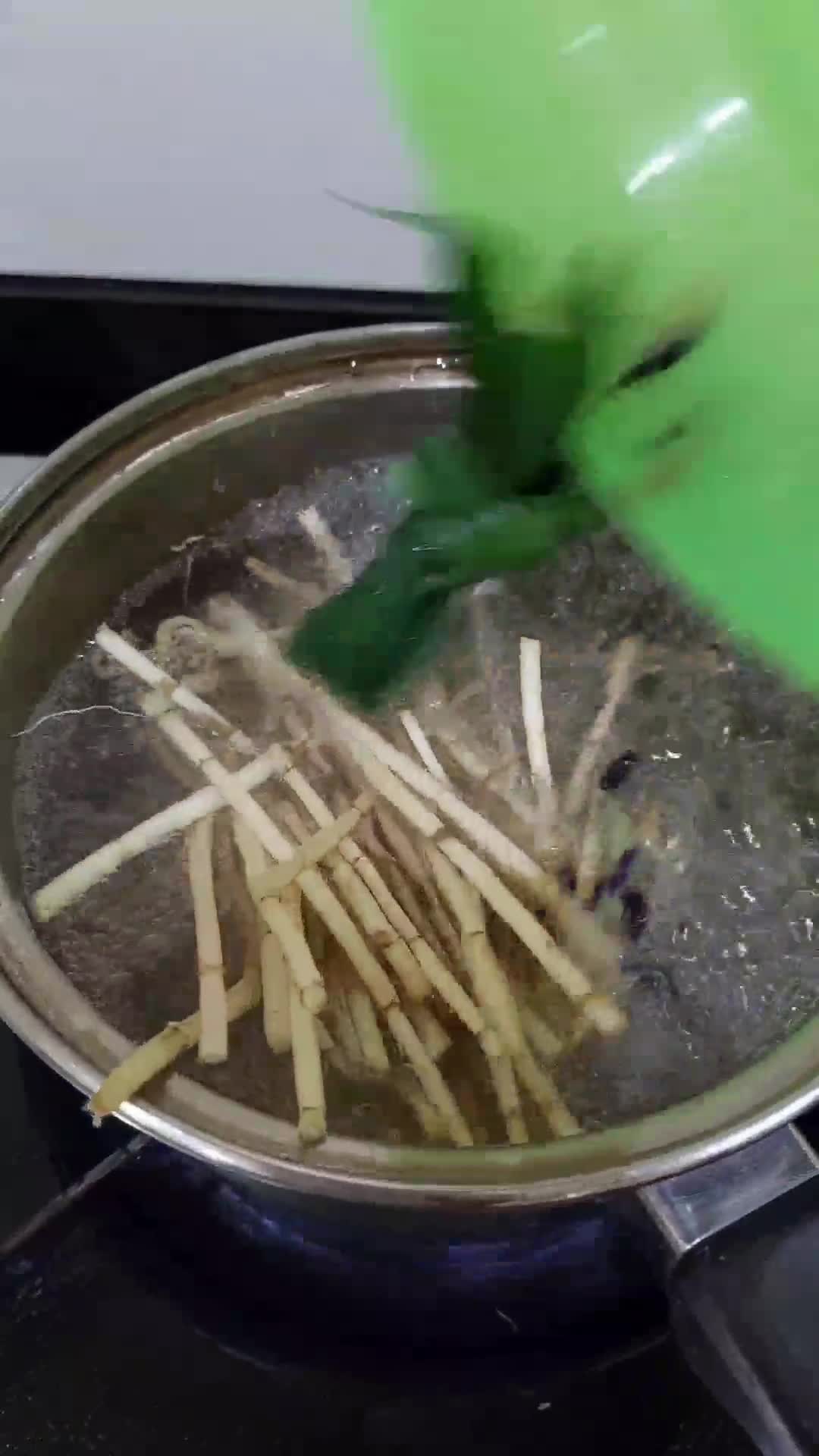 Foto langkah ke 2 dari resep Wedang Alang-Alang Biru (414).