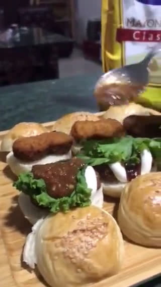 A picture of step 4 of Slider-Style Mini Burgers.