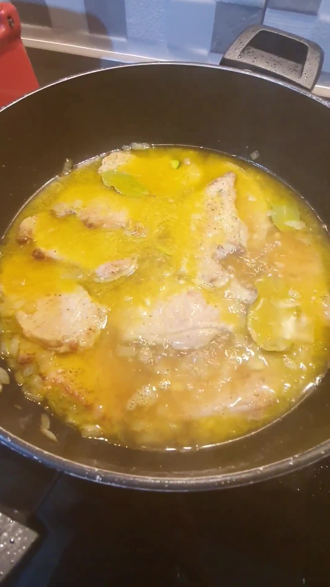 Foto del paso 4 de la receta: Lomo de cerdo con vegetales en salsa suave de vino y cúrcuma