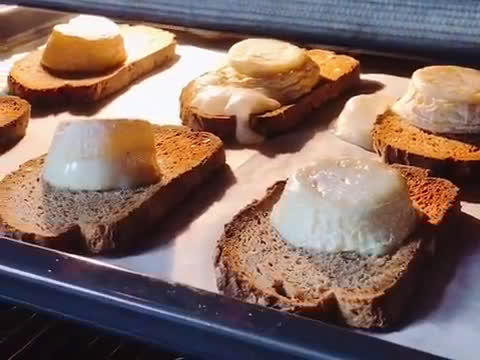 Hình bước làm 2 của món Bánh Mì Nướng Phô Mai Dê 🐐 (Chèvre Chaud)