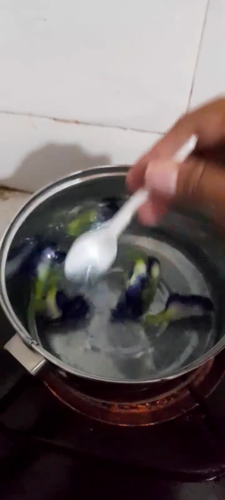 Foto langkah ke 3 dari resep Es Teh Bunga Telang.