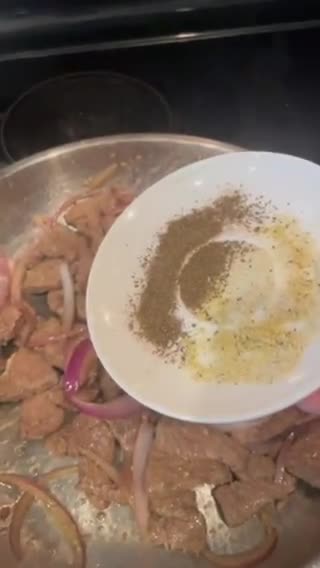 A picture of step 9 of Beef liver with grilled onions.