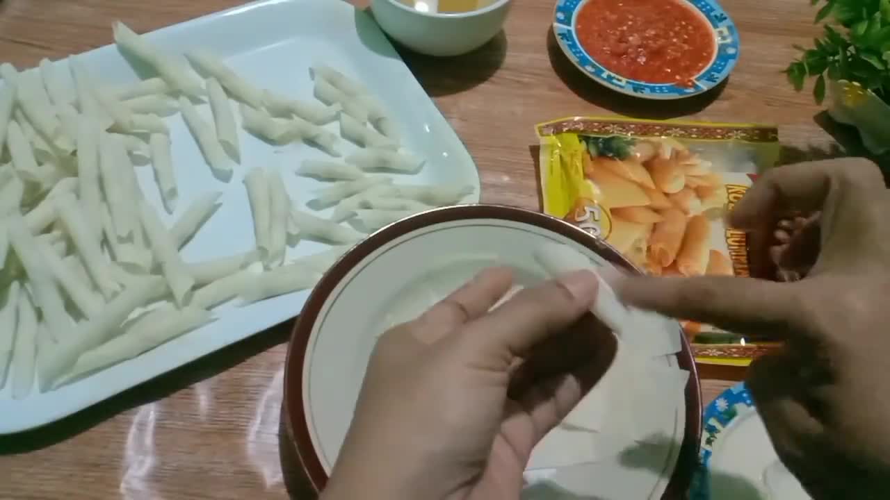 Foto langkah ke 2 dari resep Kacang Sembunyi Pedas Manis Dari Kulit Lumpia.