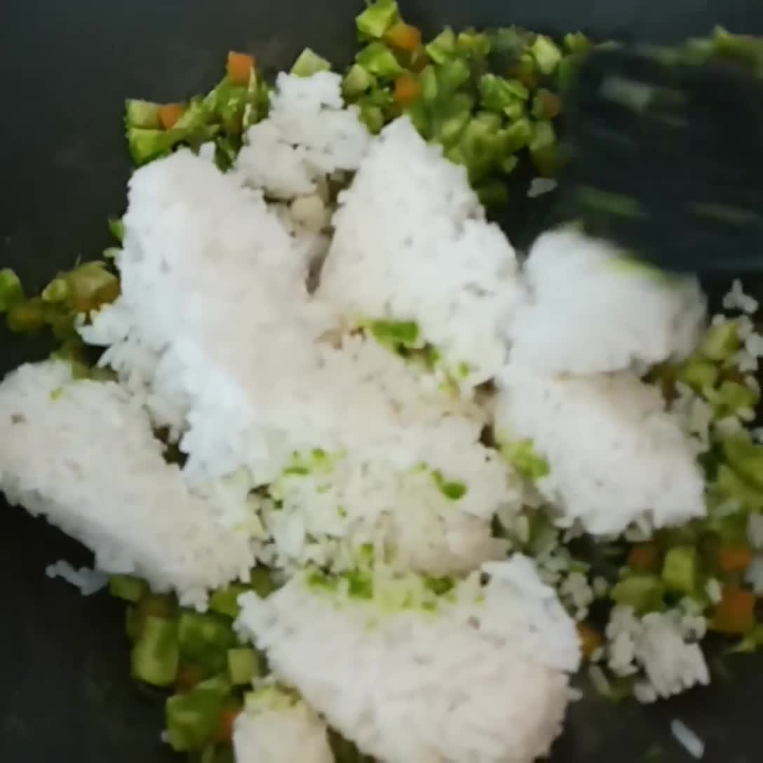 Foto langkah ke 3 dari resep Nasi Hijau Gulung.