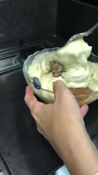 Foto del paso 2 de la receta: Helado de Banana Split Granizado 🍨