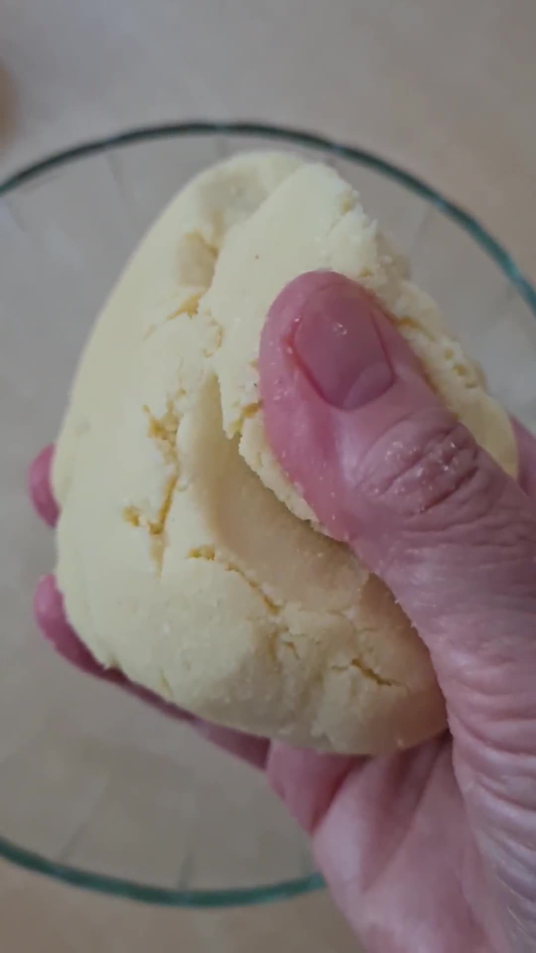 Foto del paso 3 de la receta: Masa de tarta sin gluten y keto 🥥 Masa de tarta con harina de coco apta dietas cetogénica 🥚