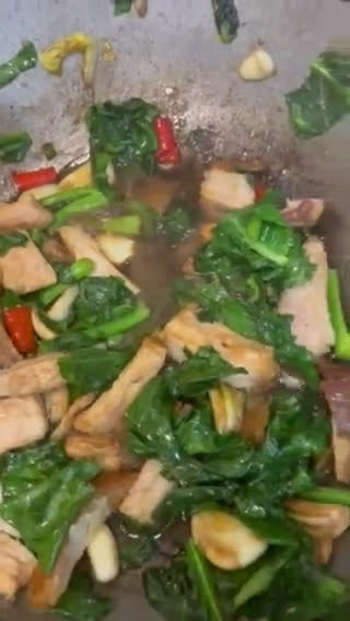 รูปขั้นตอนการทำที่ 4 ของ คะน้าหมูกรอบ