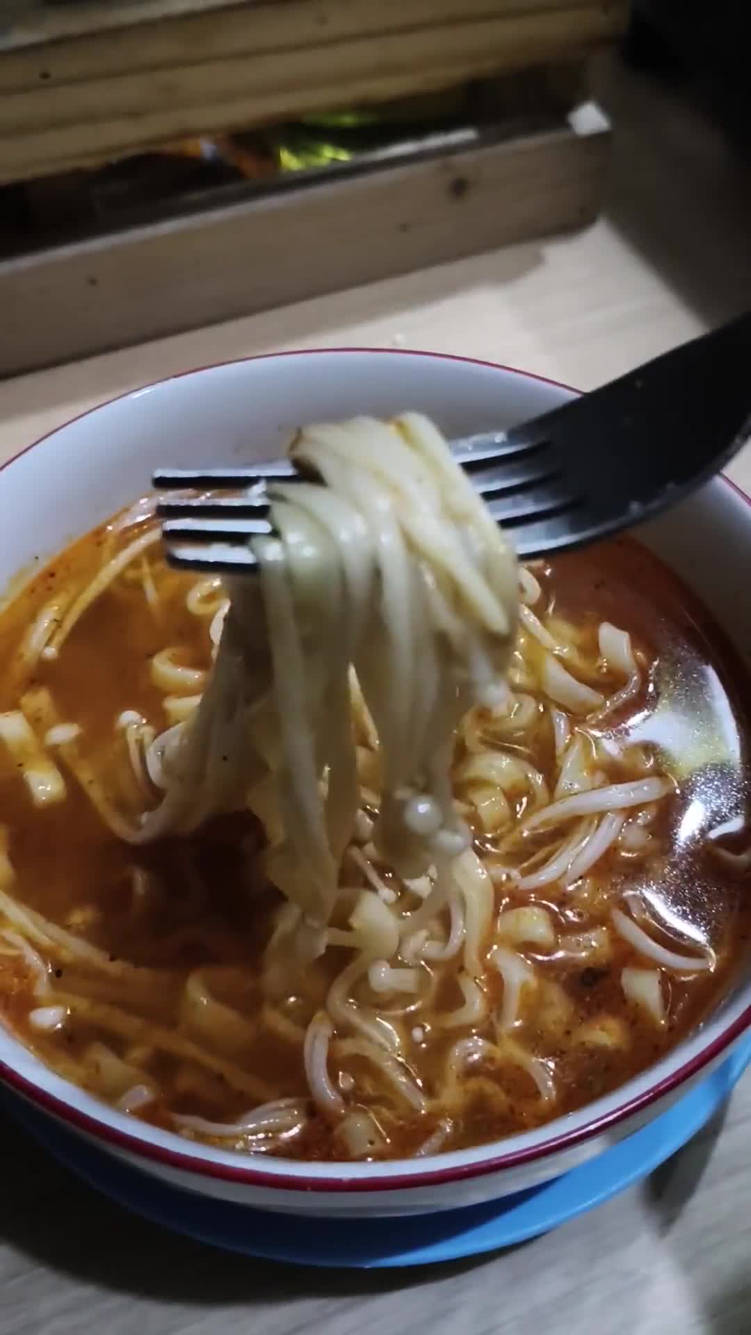 Foto langkah ke 7 dari resep Indomie Hype abis Jamur Enoki.
