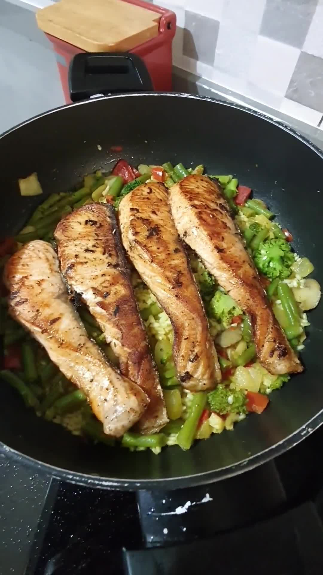 Foto del paso 4 de la receta: Arroz blanco con verduras y salmón