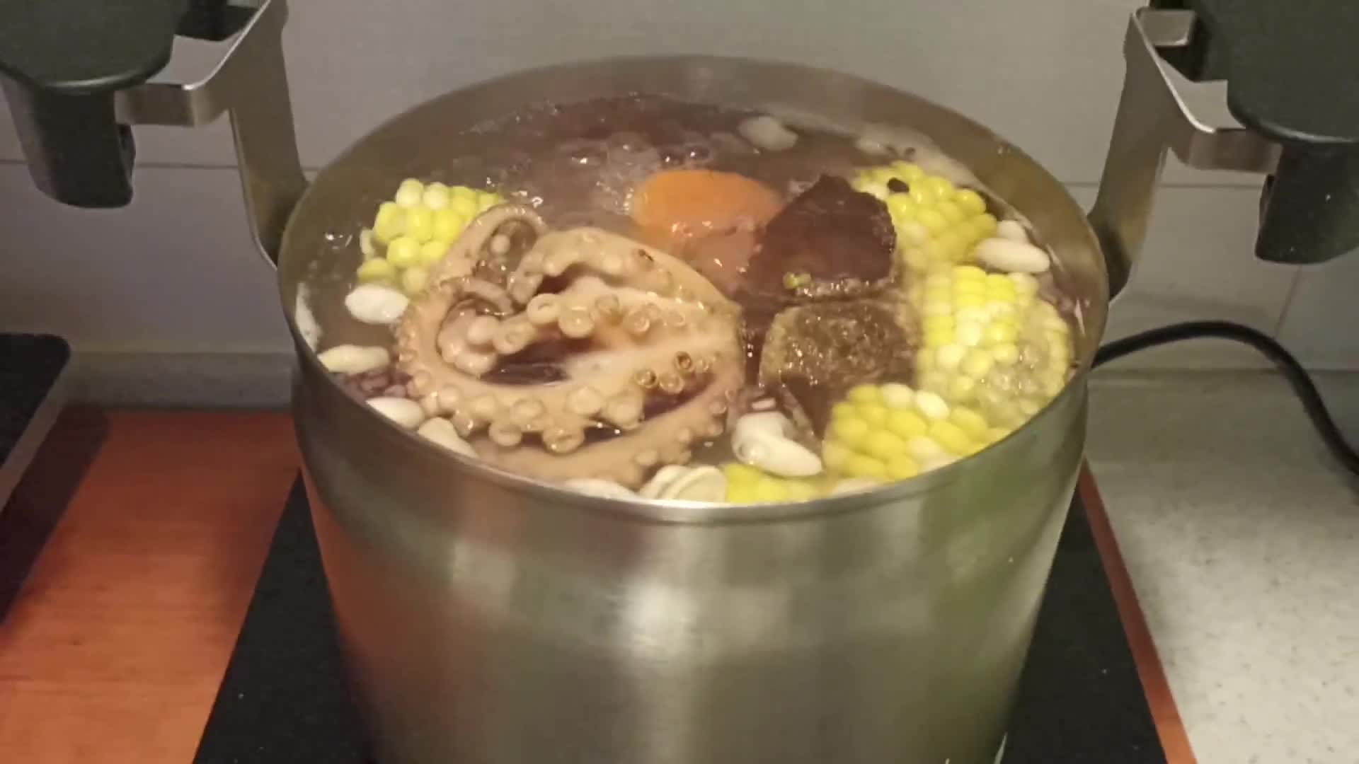 Foto langkah ke 3 dari resep Sup akar teratai(Hongkong).