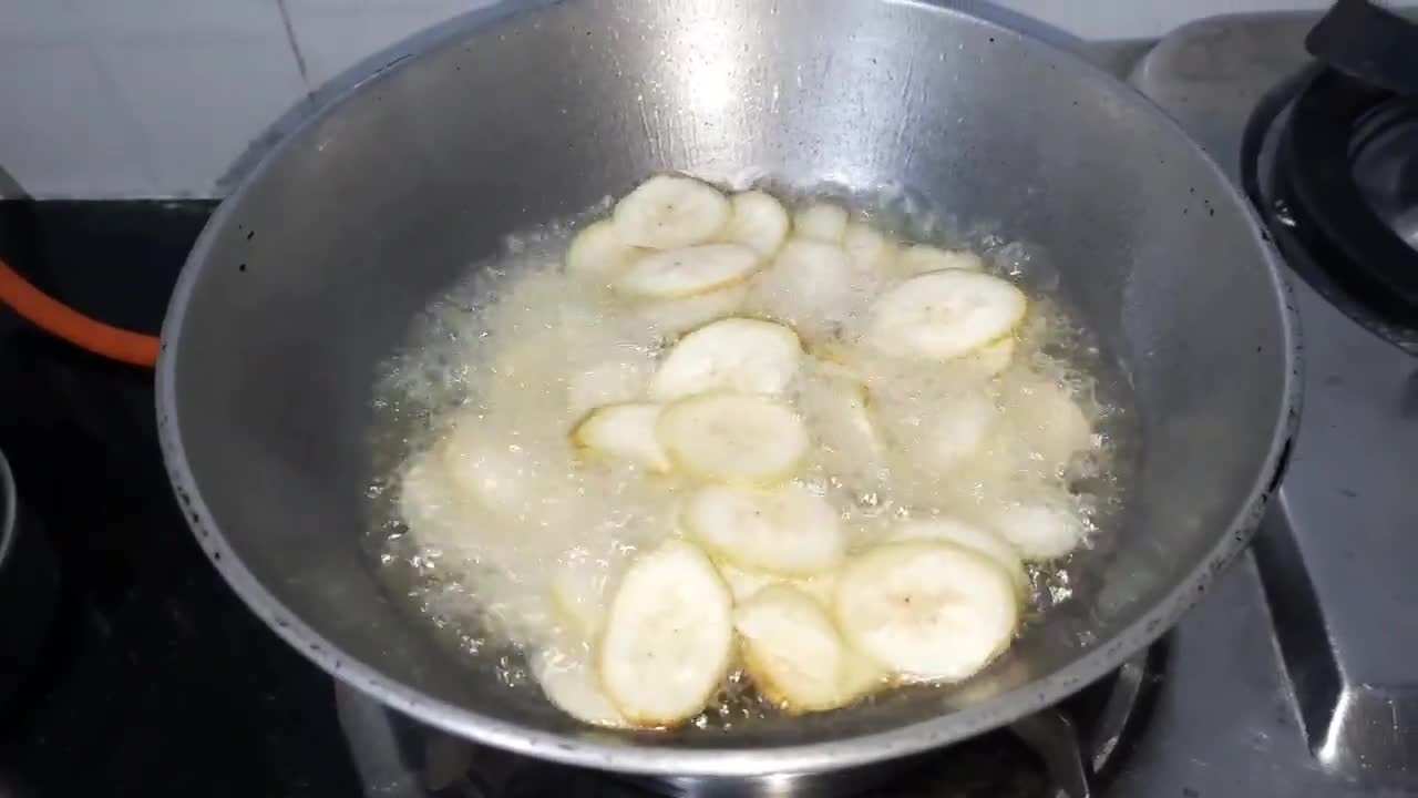 કેળા વેફર્સ (Banana Wafers Recipe In Gujarati) રેસીપી સ્ટેપ2ફોટો