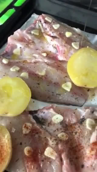 Foto del paso 5 de la receta: Dorada 🐟 a la espalda con patatas, al horno