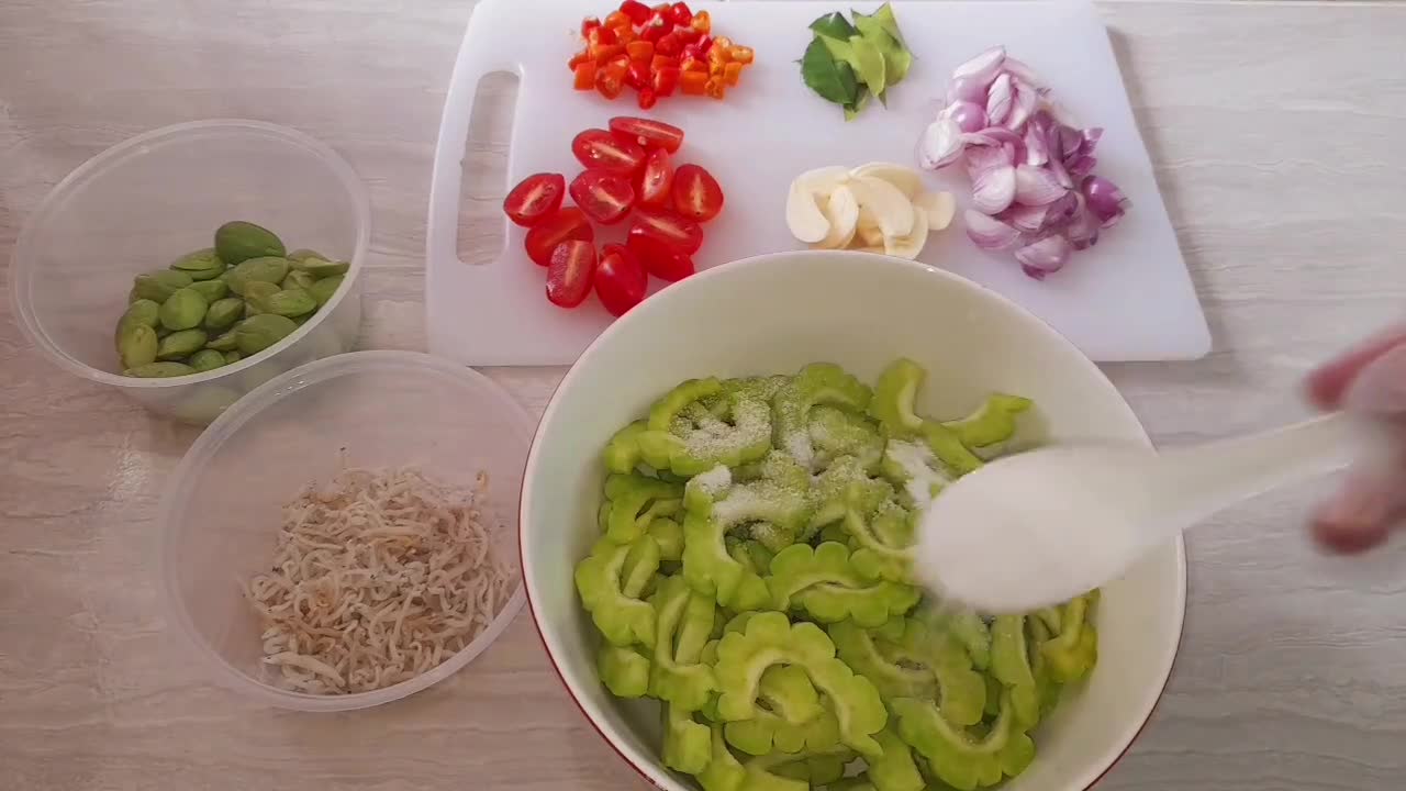 Foto langkah ke 2 dari resep Tumis Pare Petai dan Teri.