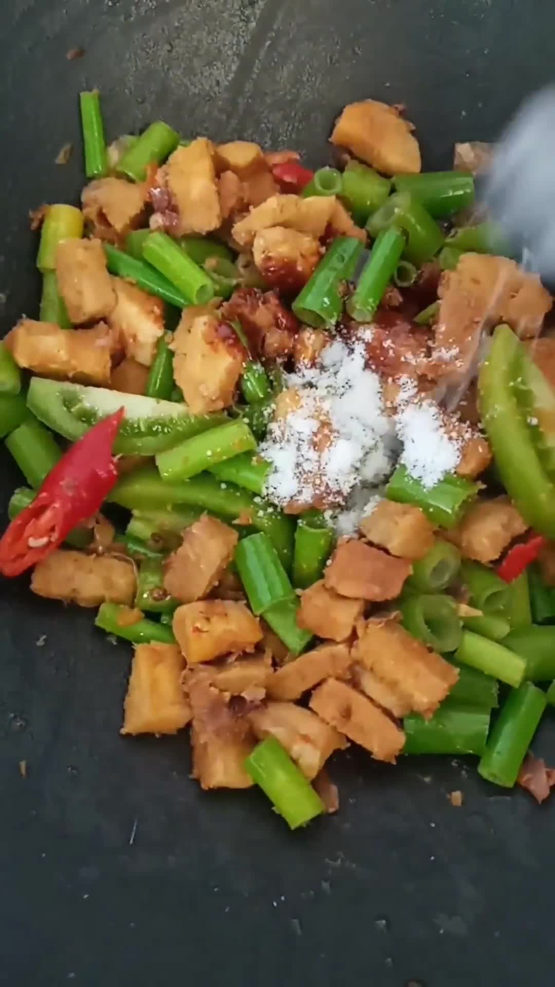 Foto langkah ke 4 dari resep Tumis Gembus Bunga Bawang.