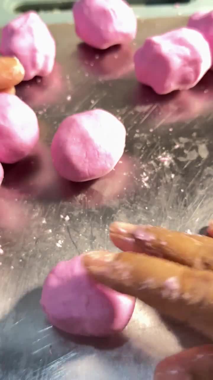 Foto langkah ke 7 dari resep Onde-Onde Manis Telur Asin Buah Naga.