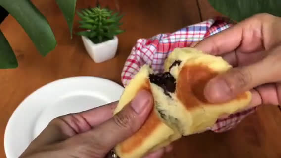 Foto langkah ke 8 dari resep Roti Isi Coklat Tanpa Oven.