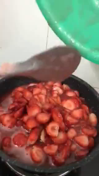 Hình bước làm 1 của món Mứt dâu tây