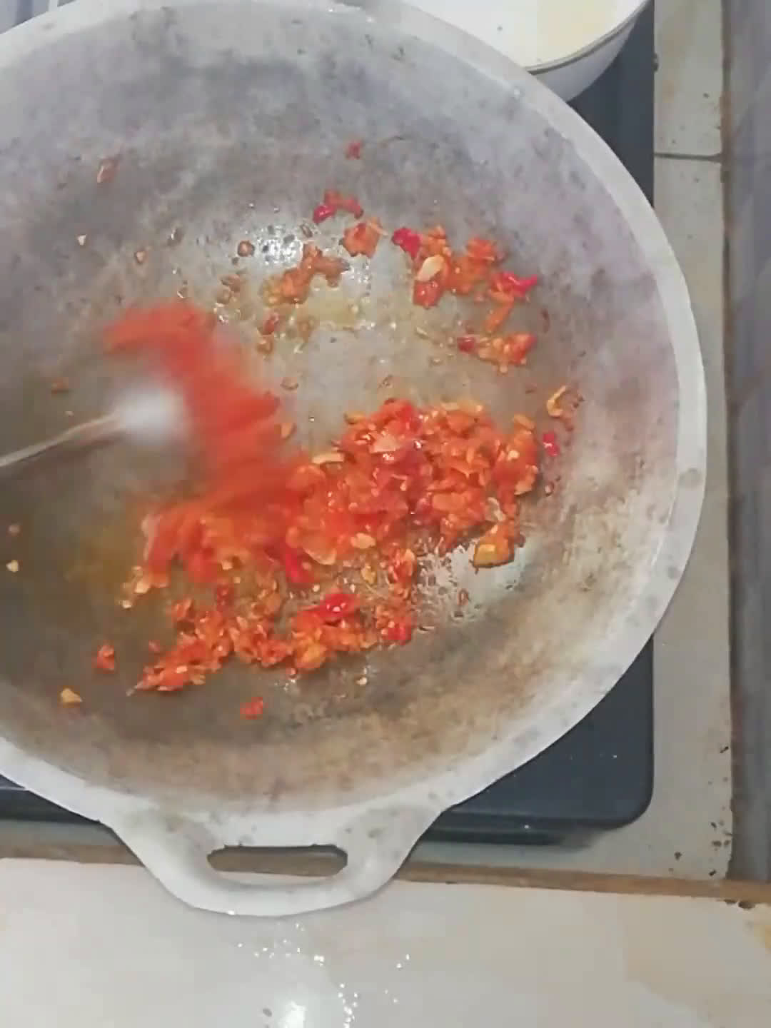 Foto langkah ke 3 dari resep Tumis oncom kemangi pedas.