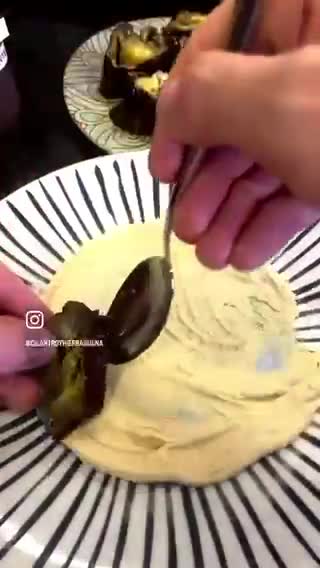 Foto del paso 6 de la receta: Berenjena asada con hummus, yogur y aceite picante #Ottolenghi