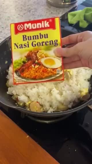 Foto langkah ke 3 dari resep Nasi Goreng Praktis.