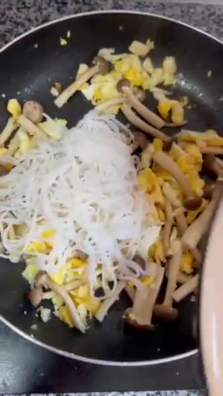 Hình bước làm 3 của món Bún Xào Trứng Nấm Cùng Sốt Sambal Cho Team Yêu Cay 🌶️