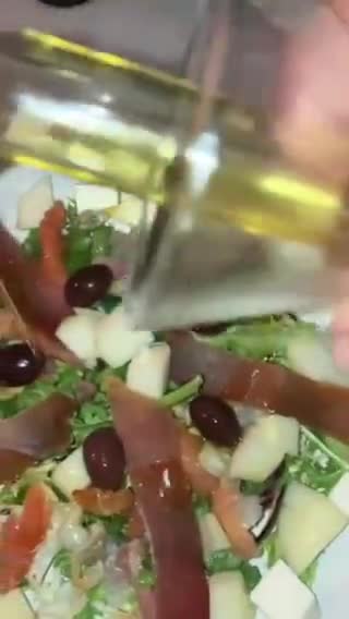 Foto del paso 4 de la receta: Ensalada de salazones de pescado, con pera y queso fresco