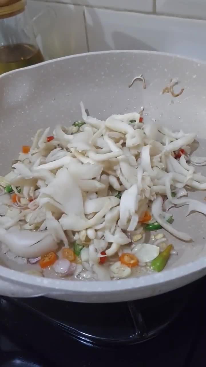 Foto langkah ke 3 dari resep Tumis Jamur Tiram.