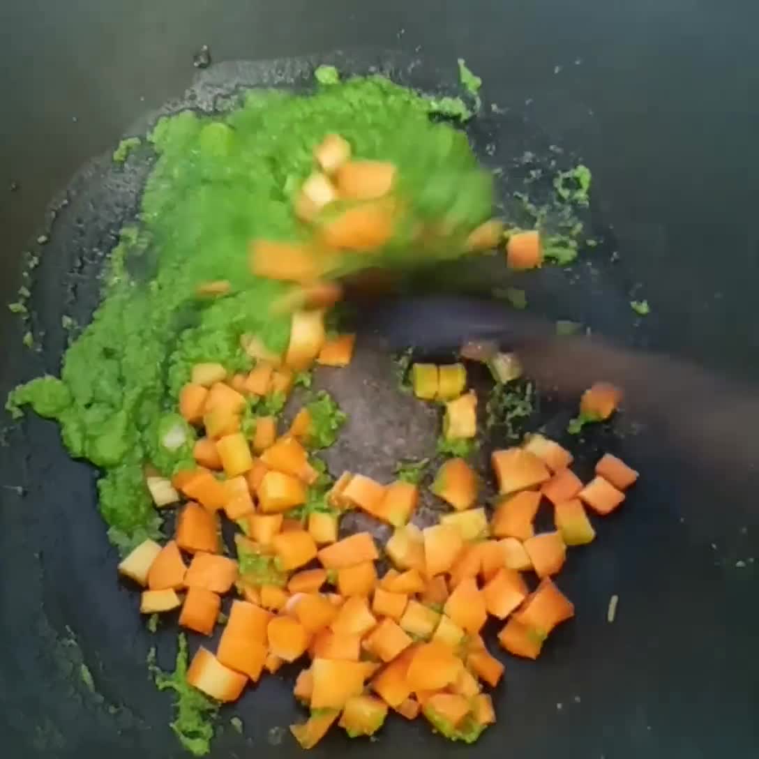 Foto langkah ke 2 dari resep Nasi Hijau Gulung.
