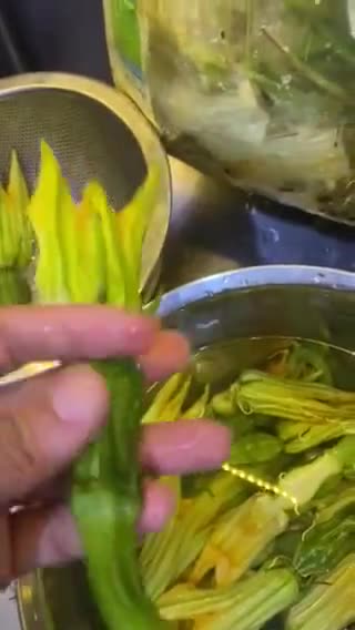 Hình bước làm 1 của món Bí nụ xào tỏi