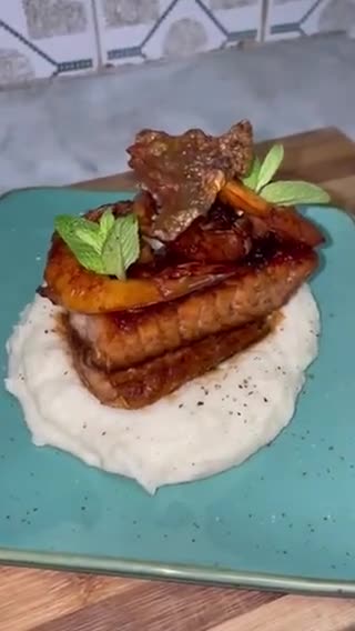 Foto del paso 3 de la receta: Salmón glaseado con puré de patatas y crujiente de salmón