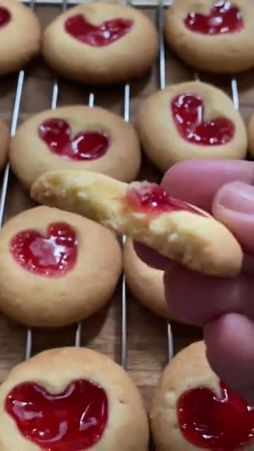 Foto langkah ke 5 dari resep Heart Shaped Thumbprint Cookies.