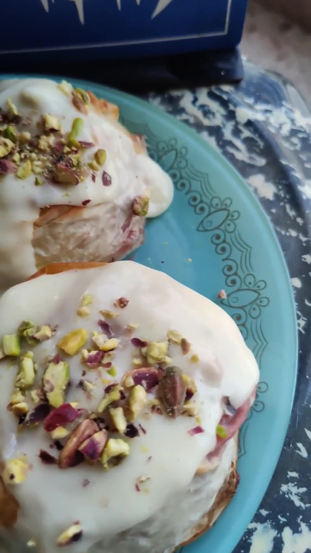 صورة لخطوة 5 من وصفة رولات الجلاش بحشو الباستري كريم والفراولة