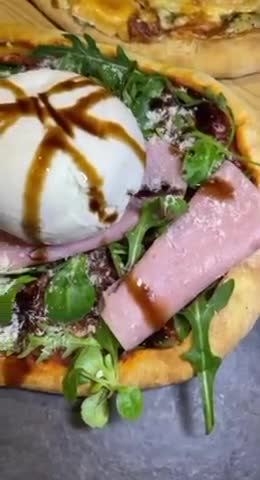 Une image de l'étape 7 de Pizza 4 fromages et Pizza sauce tomate, burrata et roquette.