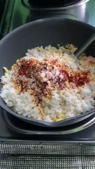 Gambar langkah 2 resipi Salted Egg Fried Rice.