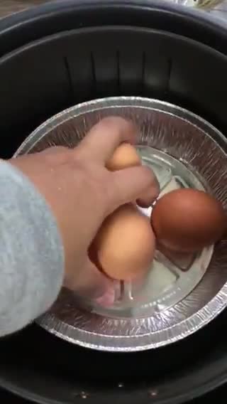 Gambar langkah 1 resipi Telur Rebus Air Fryer.