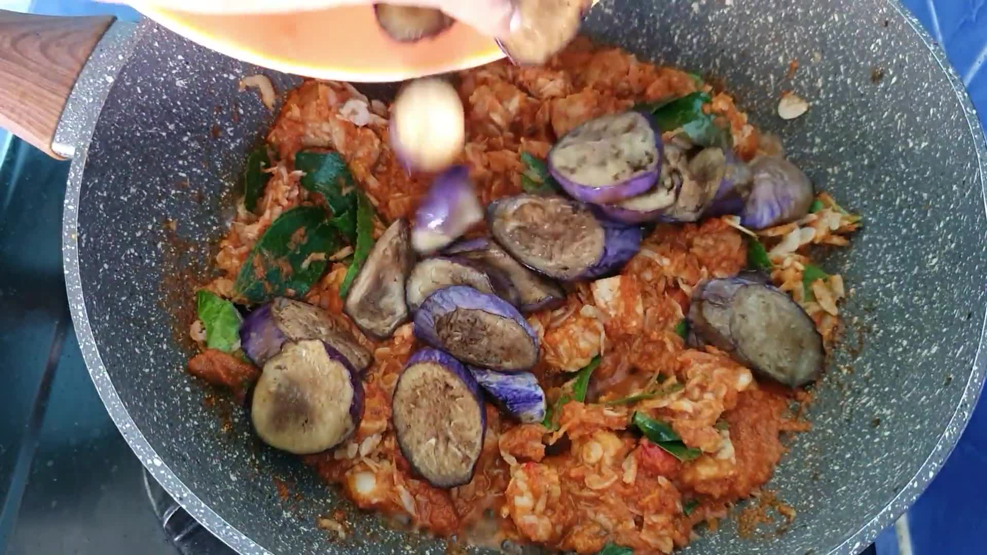 Foto langkah ke 4 dari resep Terong Ungu Tumis Rebon.