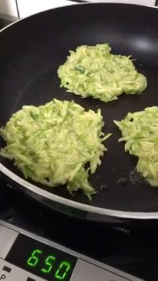 Фото кроку 3 до ПП оладки з броколі та кабачком🥦.