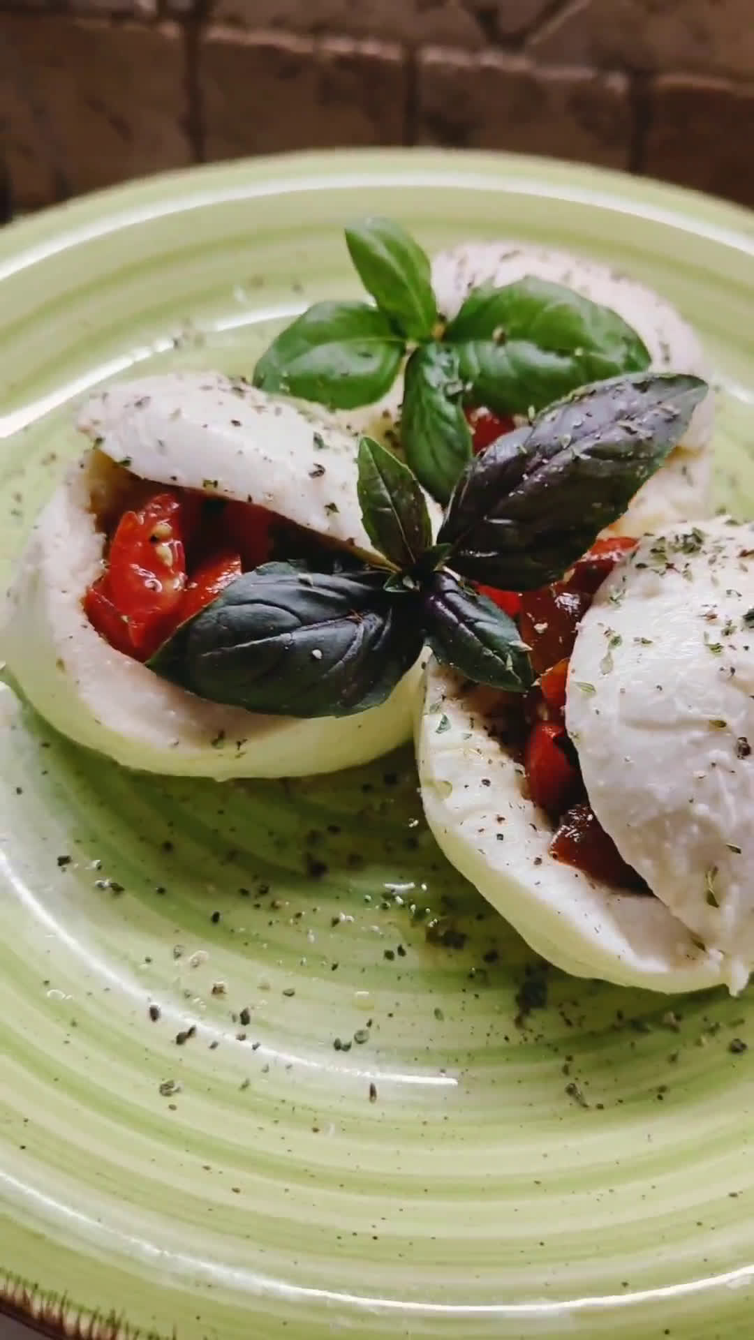Foto del passaggio 3 della ricetta Scrigno di mozzarella con pomodorini ed origano