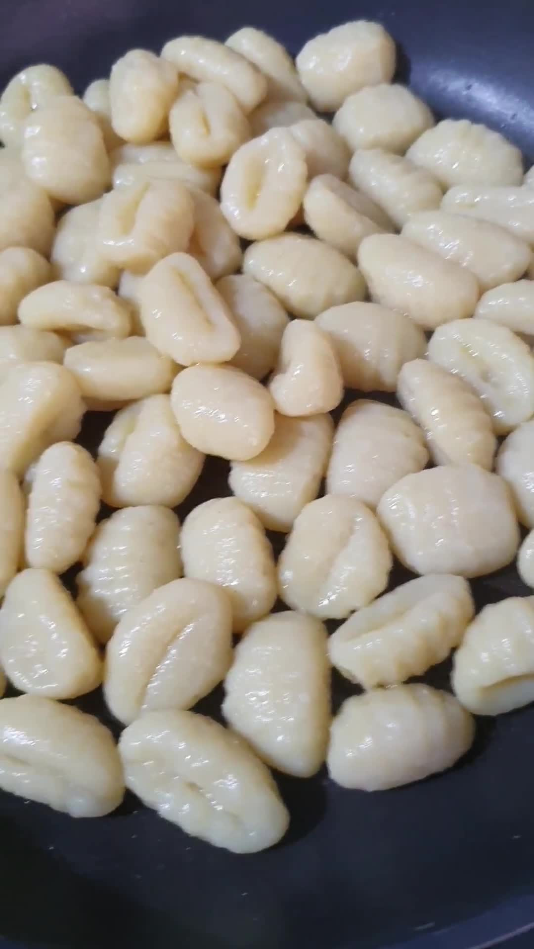 Foto del paso 4 de la receta: Ñoquis al pesto rojo con pechuga de pollo marinada en salsa de champiñones con espinacas