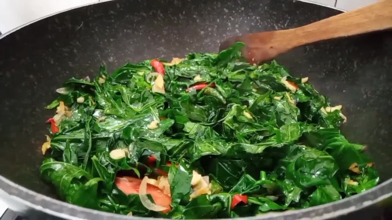 Foto langkah ke 2 dari resep Tumis daun pepaya Jepang.