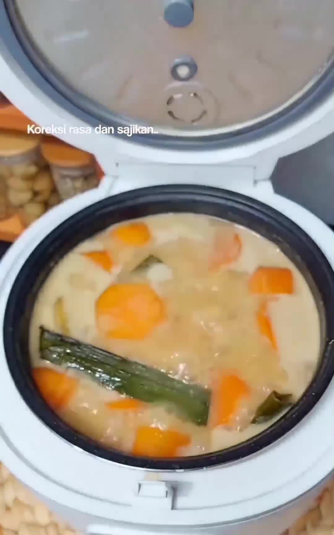 Foto langkah ke 4 dari resep Kolak Pisang Ubi Kuning.