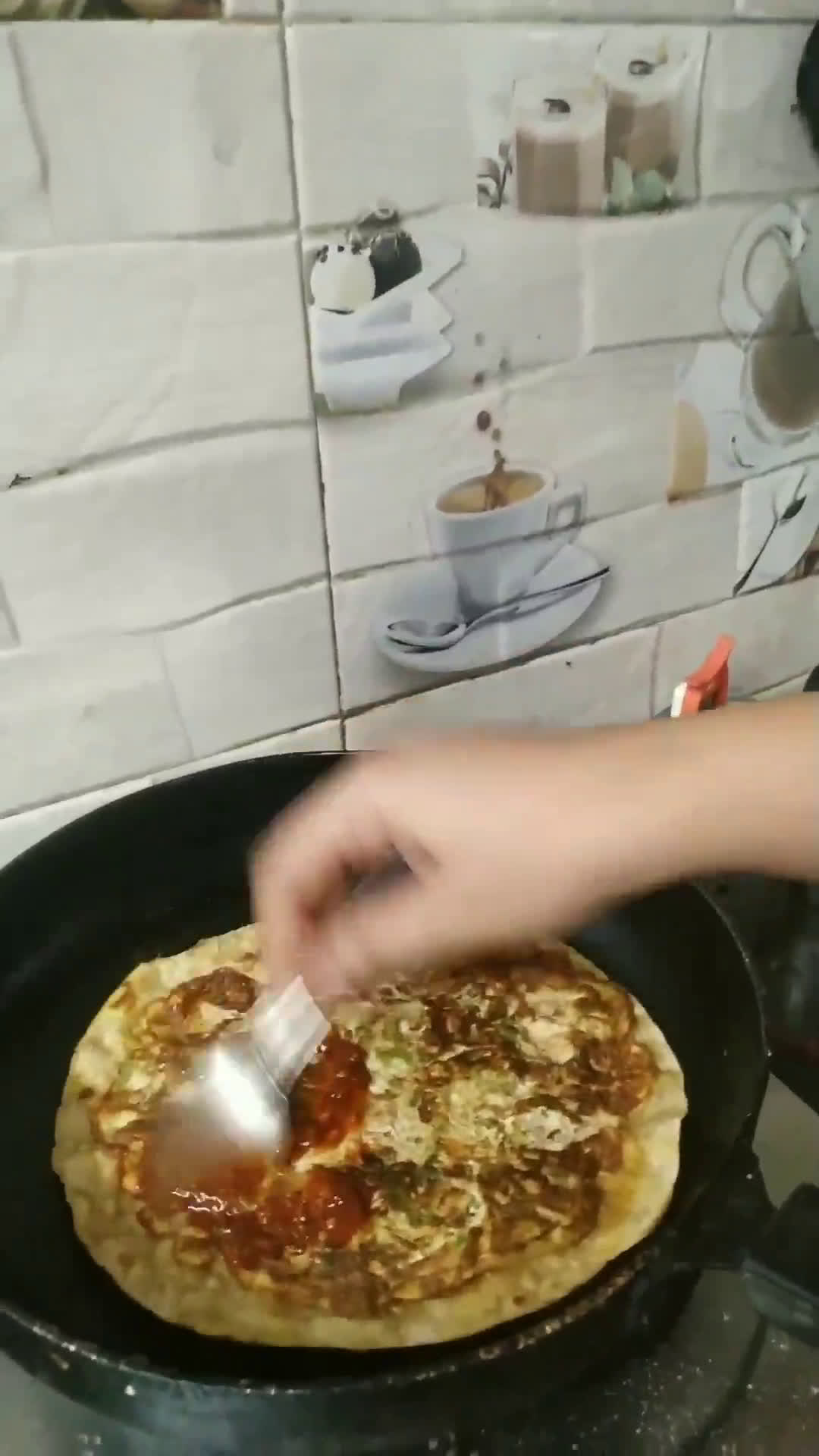 चपाती रोल अँड एग शेजवान चीज चपाती पिझ्झा (chapati roll/ egg schezwan cheese recipe in marathi) रेसिपी स्टेप 6 फोटो 
