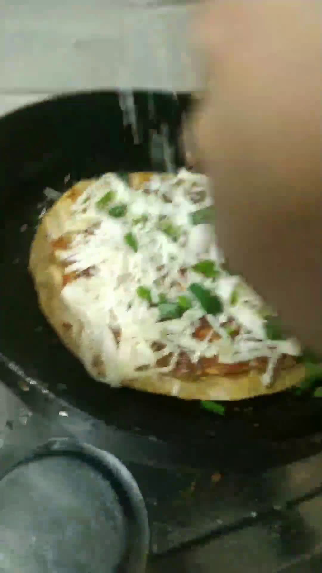 चपाती रोल अँड एग शेजवान चीज चपाती पिझ्झा (chapati roll/ egg schezwan cheese recipe in marathi) रेसिपी स्टेप 6 फोटो 