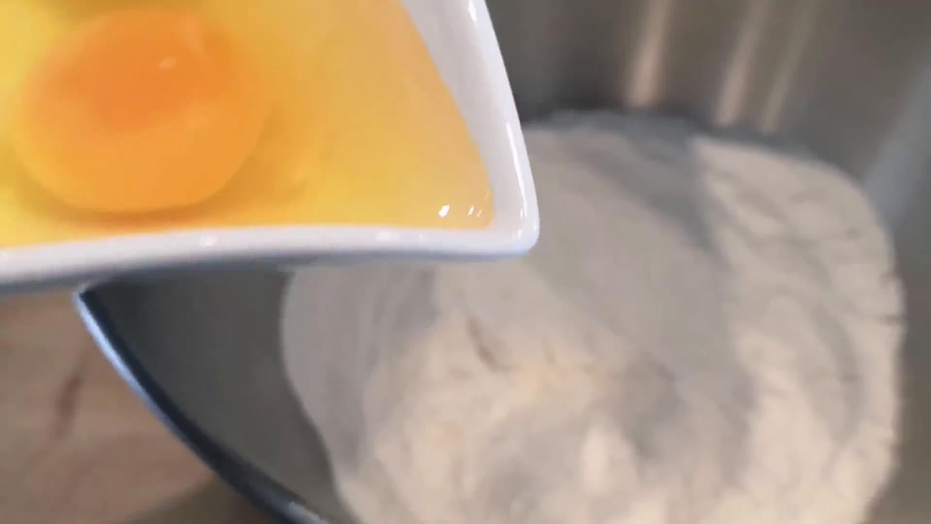 Une image de l'étape 3 de Cake salé mozarella tomates séchées et basilic 🇮🇹.