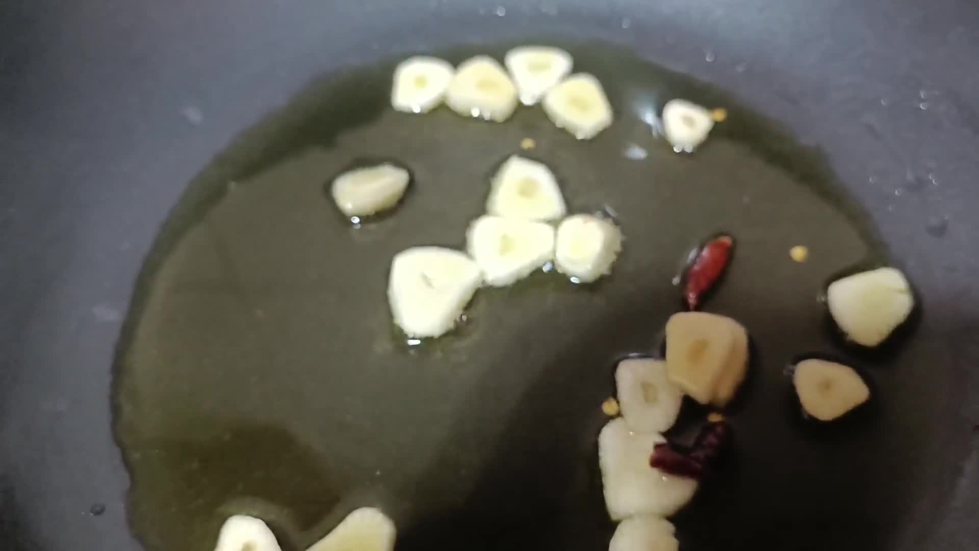 Foto del paso 1 de la receta: Pasta elicoidal en salsa de pomodoro y gambas
