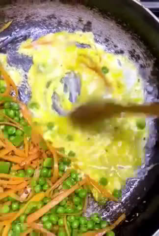 صورة لخطوة 1 من وصفة الارز الصيني بالخضار - اعادة تدوير الارز المطبوخ 🍚🇨🇳