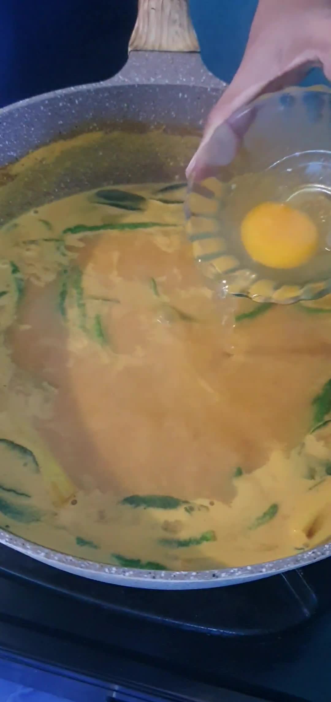 Foto langkah ke 3 dari resep Boh Manok Teupeuleumak (Telor masak lemak).